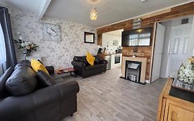 121 Sunbeach - Two Bed Chalet At Scratby - Sleeps 5, Pet Friendly - Plus Wifi, Bed Linen And Towels Included - Free Swimming Passes And Entertainment - Only 300M From The Beach